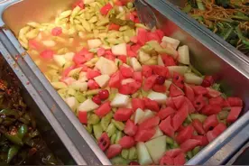 毕业季高校食堂抢头条：推出奇葩菜“西瓜炒黄瓜炒哈密瓜炒樱桃”图片