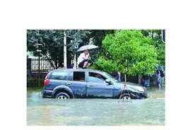 暴雨时节停车要“知深浅”八条秘籍教你安全行车图片