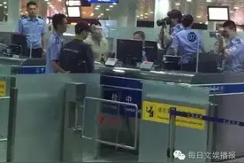 宋仲基遭机场工作人员狂拍照 护照信息被泄露？图片