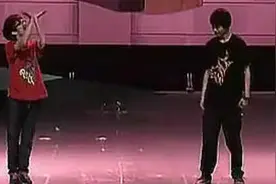 当套马杆配上机械舞 这表演太销魂了 惹的台下女生一片尖叫图片