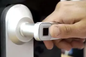 原来家里大门安装这种锁是最防小偷的，赶紧看看你家门锁装对没？图片