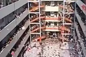 实拍山东考生高考前撕书减压 纸片洒落如下雪