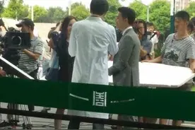 他不高不帅，踩纸箱和女星对戏，却能从备胎变一线男星图片