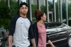 NBA球星小托马斯与拉塞尔抵达上海 大方与球迷合影签名图片