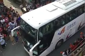 “亚洲最大高考工厂”毛坦厂中学出征仪式 万人送考场面壮观视频封面