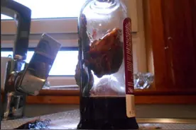 家中发现一个放了很长时间的醋瓶，打开后发现让人害怕的一幕！图片