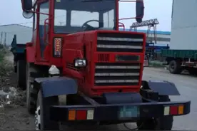 别拿拖拉机不当车，这辆国产拖拉机卖8万，拉100多吨都没问题图片