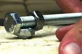 没有合适的扳手怎么拧螺丝？这个方法简单有效，看完真是涨姿势！图片