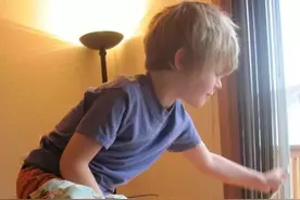 请问教养专家：儿子女性化，男同学还对他说“我爱你”，怎么办？图片