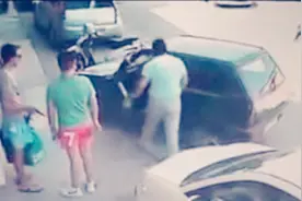 监控实拍：男子的街头倒车，神技能让一旁两名男子看愣！图片