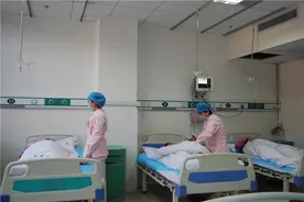 生完孩子出产房，来看产妇的都带着纸尿裤，其实，产妇更需要关心图片