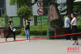 渭南高考现场：一条警戒线，隔开的是两种心境图片