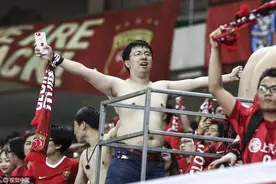 上港打进亚冠八强 疯狂球迷竟然脱衣庆祝图片