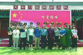 天安门武警官兵获赠国学丛书图片
