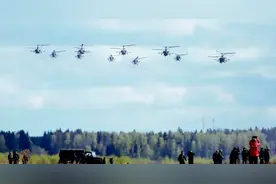 俄罗斯胜利日阅兵彩排:大批战机飞过莫斯科市区图片