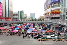 晋城水陆院庙会隆重举办 一条大街摊位密集人头攒动图片