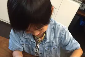 kimi动手做brownie蛋糕 但我注意到他的眼睫毛图片