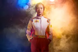 幼儿钢琴老师竟然是女赛车手图片