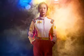幼儿钢琴老师竟然是女赛车手图片