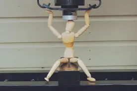 胆小慎入！万恶的液压机压扁人体模型，仿佛内脏都被挤出来了视频封面