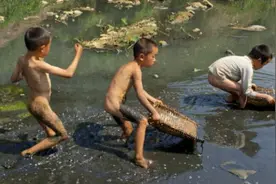 三个美女唱《捉泥鳅》，现在一看，让人回味！图片
