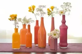 废旧的玻璃瓶不用别扔掉，你看人家随手一改就变成花瓶了！太美！图片