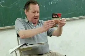 武汉高校外教吃辣条表情扭曲，这辣条有毒！新一波表情包来袭啦！图片