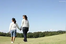 奶奶让母女20年不相见，婚礼上，母亲被泼酒水,原因是...图片