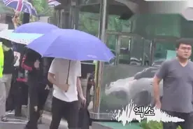 EXO成员撑着伞走进电视台 最后还看到张艺兴视频封面