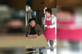 二货女服务员见到顾客就发火，客户问了句话自己就懵了视频封面