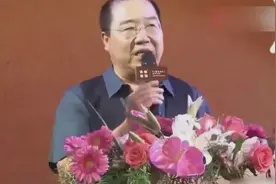 57岁英达20年不见前妻宋丹丹母子，如今却9字评价宋丹丹为人！视频封面