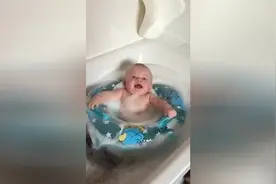 小宝宝洗泡泡浴，全程开心得合不拢嘴，小模样太可爱了视频封面