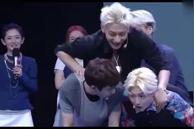 鹿晗玩叠叠乐根本托不动黄子韬，全场爆笑，笑不停啊视频封面