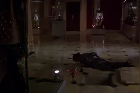 美女跨越红外线偷东西，这个经典片段后来被很多电影模仿