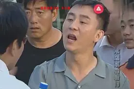 傻儿子肚子饿 在街上举了个手 竟就有人请他吃饭了 傻人有傻福