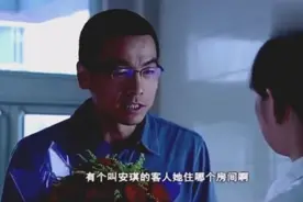 小伙酒店给女友送花欲制造惊喜，看到的一幕令小伙崩溃