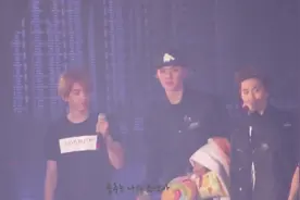 吴世勋把玫瑰花送给现场观众 也收到很多粉丝送的礼物视频封面