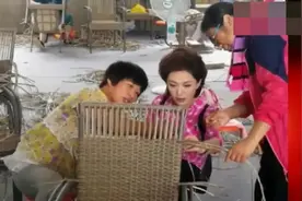 45岁海霞和56岁丈夫近照！网友：气质佳素颜真美！视频封面