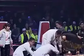 武术教练与退伍特种兵单挑，却被一脚踢晕在地，评委都看呆了！视频封面