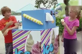 两个外国小朋友在沙滩上用自动冰淇淋售卖机恶搞！