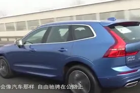 这辆汽车可以在铁轨上跑，能拉动100吨的火车车厢！视频封面