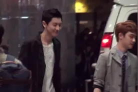 朴灿烈拉着都暻秀的手走路 这身高差太萌了视频封面