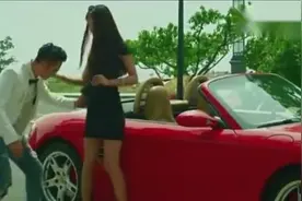 跑车男给美女开车门还跪地擦洗，有钱人就是好视频封面