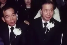 李嘉诚与富豪战友情不再，超人无敌注定是寂寞的视频封面