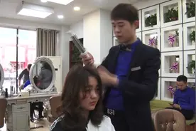 发型师演示几分钟学会韩式长发“外卷”打理技巧，既实用又好学