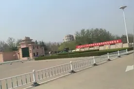 看潍坊的潍坊学院，面积虽不小，竟然不开放，完全缺少韵味！视频封面