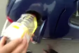 实验告诉你把食用油倒入汽车油箱里，踩一脚油门后会发生什么？视频封面