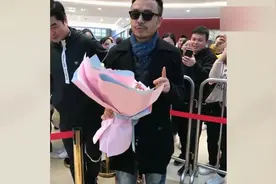 鲁豫新书签售会，神秘人手捧鲜花现身，高情商会做人难怪他会红视频封面