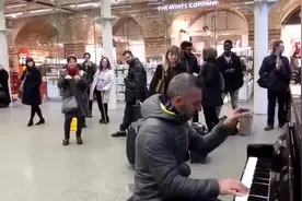 当帅气大叔遇上街头钢琴，简直不能再帅了，手速快到飞起，太燃了视频封面