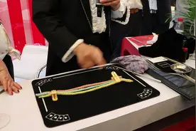 魔术表演：三根绳子如何变成一条绳子